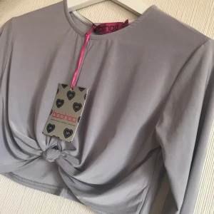  - Knot front long sleeve crop top från Boohoo, passar S-M, säljer pga garderobrensning. Prislapp kvar