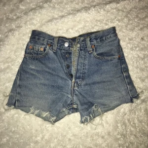  - Levi's shorts i bra skick! Använda ett fåtal gånger. Ganska töjbara.