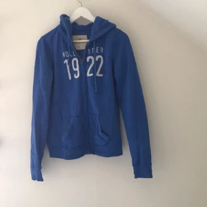  - Hollister kofta i blått. Kan mötas upp i Stockholm eller frakta (då tillkommer frakt) 