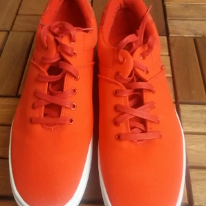  - 250 kr ink frakt eller 200 kr vid upphämtning Använda enbart vid ett tillfälle. Stl 46. Nypris 700 på caliroots. Obs de är knallröda