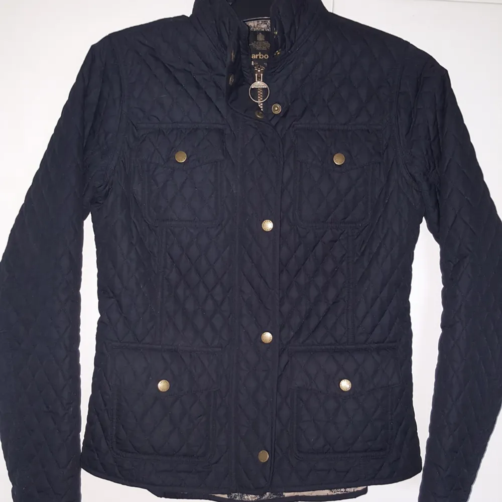 Barbour jacka använd 1 gång e inte riktigt min stil Ny pris 3400kr  . Jackor.