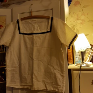  - Vintage blus i marin stil. Den är från 60 eller 70-talet. Starkt linne faktiskt tyg. Storleken är medium. Passar fint till en mörkblå kjol.  Hel ren och fin förutom på andra fotot där lite tråd gått upp efter att jag haft en brosch där. 