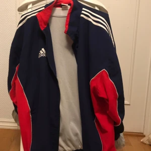  - Snygg adidasjacka. Köpt från Humana, använd typ 1 gång. Kan skicka fler bilder ifall någon är intresserad. Jag betalar inte för frakt.