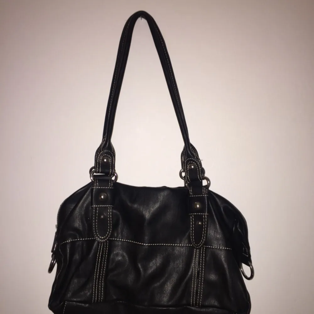 Snygg, svart handväska från Åhléns. Enkel och stilren, bra skick även fast den är använd fåtal gånger. . Väskor.
