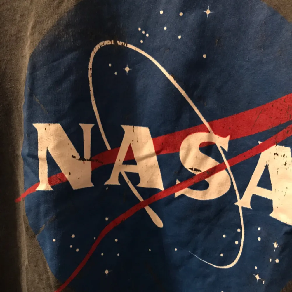 Helt oanvänd tshirt med NASA-tryck. Trycket ser lite urtvättat ut så man är medveten om det. (Syns på bild två) Fraktkostnad tillkommer. T-shirts.