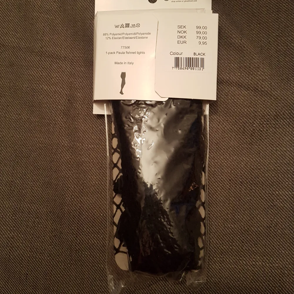 Säljer mina nya fishnet tights för jag råkade köpa fel storlek. Oanvända, fortfarande i förpackningen. Köparen står för frakt✨. Övrigt.