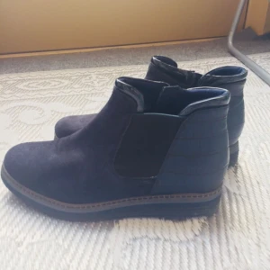  - Använda en gång, köpta för 1000kr. Marinblåa höst-boots i mockaimitation. Dragkedja och fantastiska detaljer. Skinn detaljer på bakre delen. Säljes pga urväxt. Kontakta mig vid frågor. ☺️