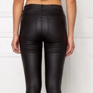  - Supersnygga skinnbyxor från Only, endast använda 1 gång. Har ingen bra bild på dom själv - därav bilder från hemsidan. Kan mötas upp i Jönköping annars står köparen för frakt! Nypris: 400