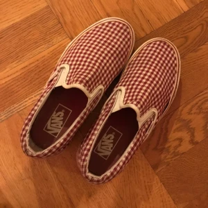  - Rutiga Vans slippers - använda men fräscha.