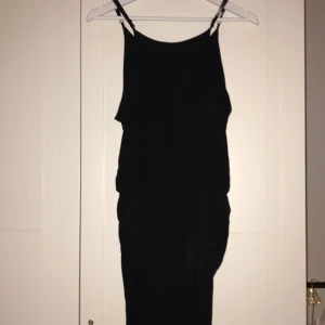  - Jumpsuit som endast är använd en gång, är XS men mer som en S skulle jag säga! 