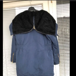  - Vinterjacka från märket Svea. I fint skick och endast använd en vinter. Säljes på grund av inköp av ny vinterjacka. Passar även någon i strl S. Jackan är givetvis äkta och jag kan skicka fler bilder om så önskas. 