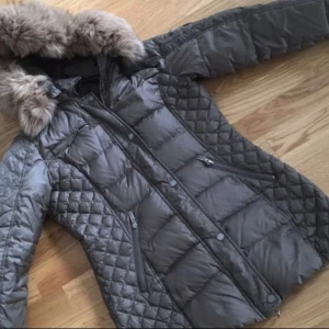  - Jacka från rock n blue. Äkta pälsen är utbytt mot en fake päls men super fin & fräsch. Finns i Malmö, pris går & diskutera. Stolek 38, färgen khaki. 