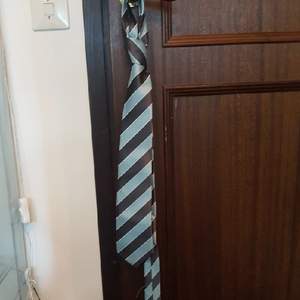 Välanvänd slips som jag inte vill ha längre. Pricet är exklusive frakt. Har swish.