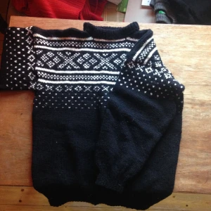  - Handstickad tröja i ylle. Varm och skön, väldigt bra kvalitet! 