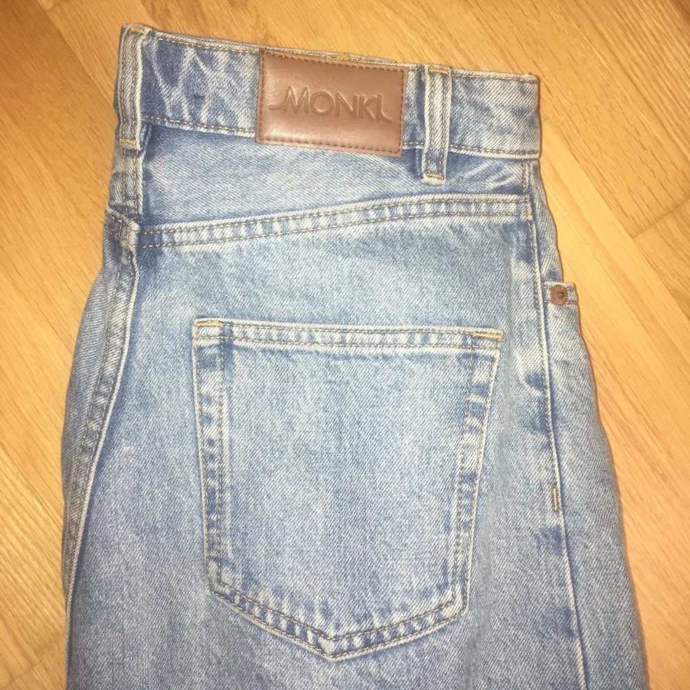 Klassiska Kimomo mom jeans från Monki. Strl 25, säljes pga för små för mig. Använda endast några gånger och i finfint skick. Nypris 400 kr. Andra bilden är från monkis hemsida, gå gärna in där och kolla för fler bilder. Frakt 58 kr.. Jeans & Byxor.