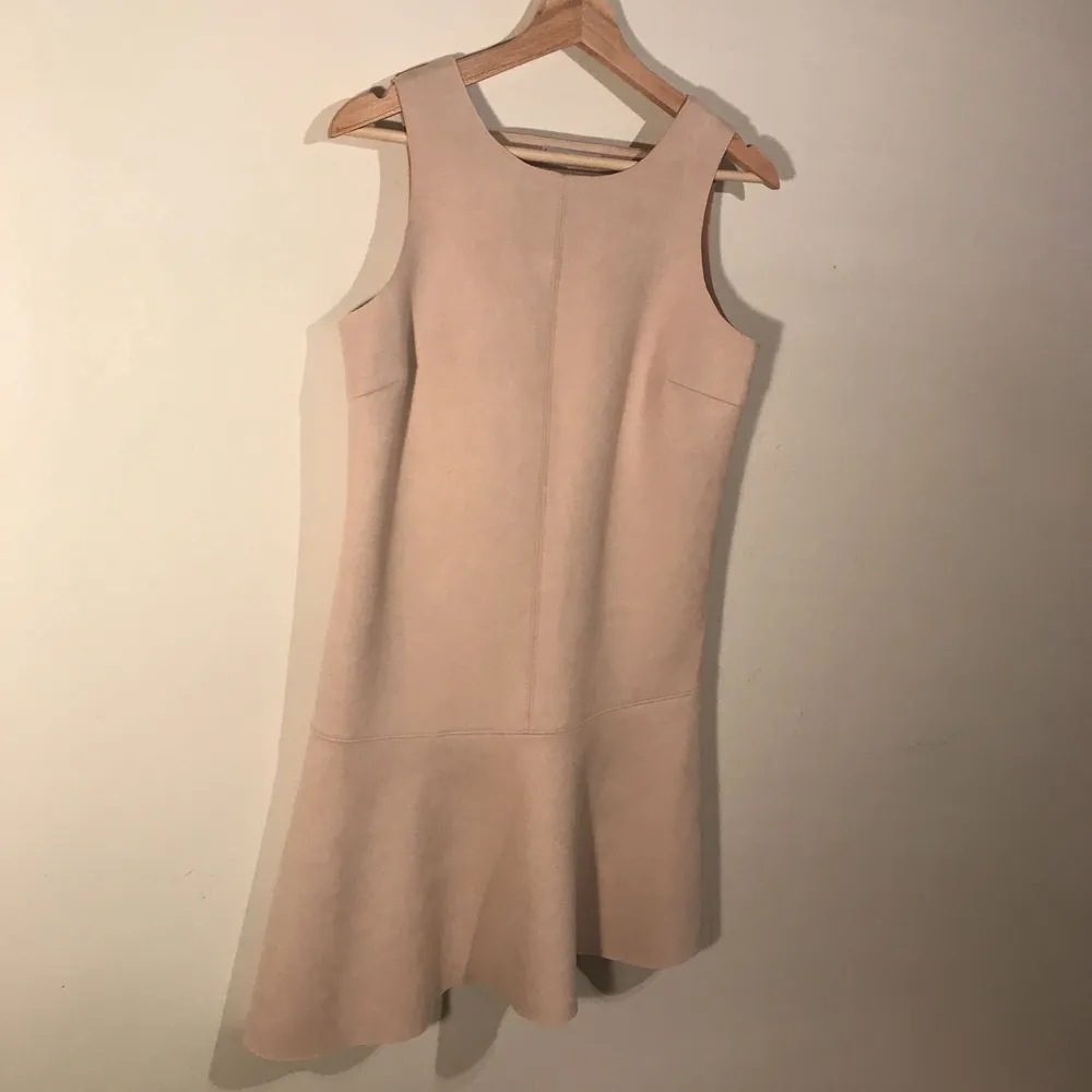 Tan dress from Mango. I bought this online, and it is too big. I wear an Xs to small and this fits like a medium. Open back design.. Klänningar.