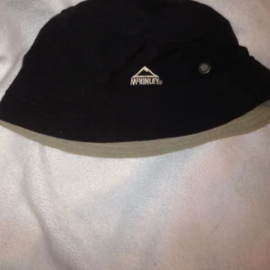  - Reversibel bucket hat! 2 i en, fett snygg ju