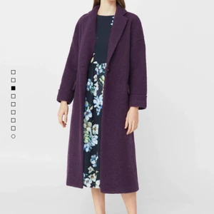  - Helt ny kappa i ull från Mango, lapparna sitter kvar. Nypris 899kr. Lite over size modell i snyggaste mörklila färgen 💜 Passar både S och L också beroende på hur man vill att den ska sitta.