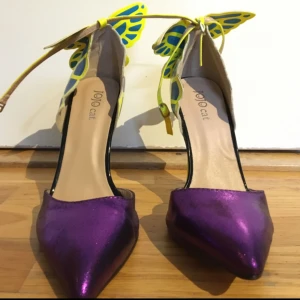  - Fina klackskor med fjärilsdekorationer baktill.