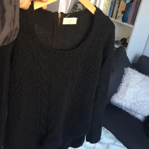  - Svart stickad tröja från zara i väldigt bra skick! Köparen står för frakt 