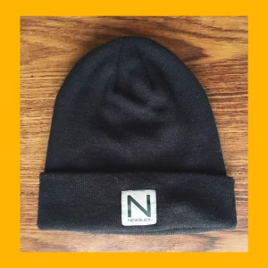  - Svart mössa från New Black. Använd men tvättad, i jättefint skick! 