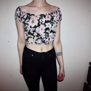  - Helt ny blommig croptop från Gina Tricot. Jättemjuk och skönt tyg! Storlek XS. Frakt 30kr