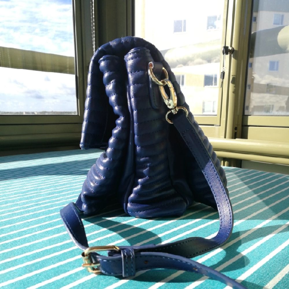 a very elegant blue bag, used two or three times. Väskor.