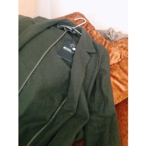  - Mörkgrön kappa från Missguided! Nyskick, aldrig använd 👌 