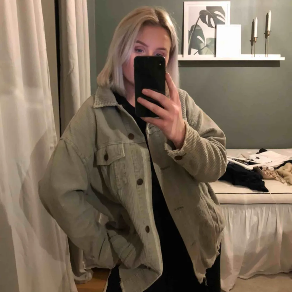 Oversized Manchester ifrån Zara, supersnygg! Köpare står för frakt 🤩. Jackor.