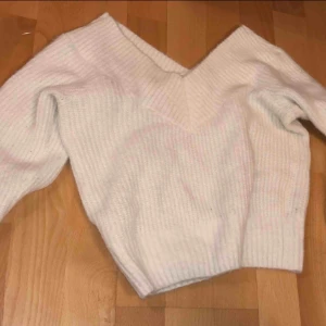  - En tröja från h&m i väldigt fint skick, vit stickad, håller värmen bra och är normal i storleken.