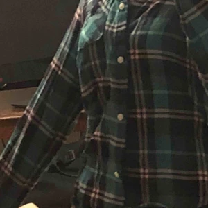  - Grön, rosa och svart skjorta ifrån h&m. Denna är inte använd många gånger och sälj på grund av garderobsrensning.