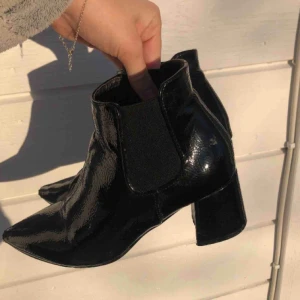  - Superbekväma boots med spetsig klack i jättebra skick! Endast längst fram där de är lite slitna. Nypris var 899:- 🌹 70:- frakt