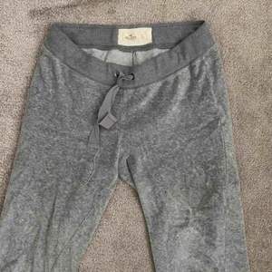  - Gråa hollister mjukisbyxor 