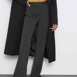  - Intressekoll! Säljer dessa fina utsvängda byxor från Zara. Använd en gång. Jätte fina till jobb eller en utekväll!