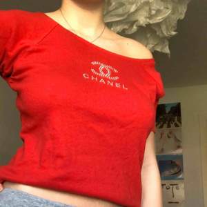 En cool och söt röd t-shirt med ett fejk Chanelmärke på framsidan. Gillar den väldigt mycket!!:(