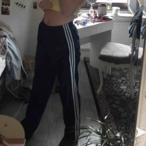  - Säljer dessa blåa Adidasbyxor (i ett prasselmaterial men ändå sköna) passar mig som har storlek s/m