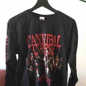  - Långärmad cannibal corpse tröja knappt använd storlek M
