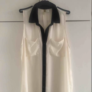  - Tunn krämvit blus från H&M