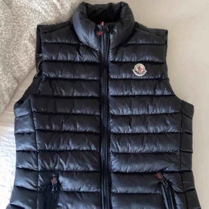  - En moncler väst storlek 1 vilket motsvarar XS/S, tyvärr för liten för mig
