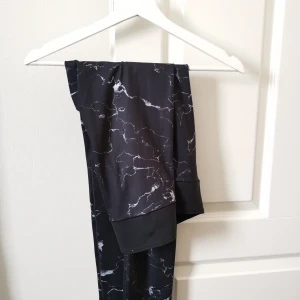 Träningstights marmor adidas - Tights från Adidas 