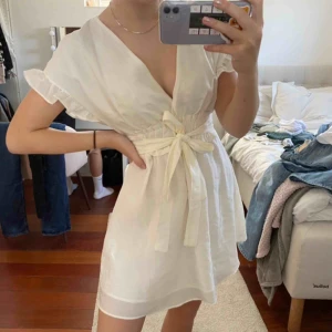  - Super snygg klänning från zara i storlek S. Aldrig använd och köpte den för 500kr. Inte lång men inte kort heller. En perfekt längd!