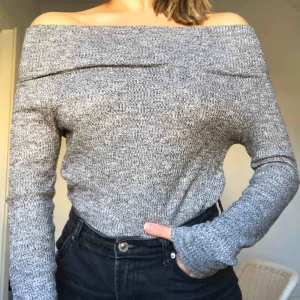  - Skön off-shoulder tröja i grått ribbat tyg🙌🏼💞
