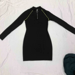  - Ny och oanvänd klänning i storlek 38. Priset är inklusive fraktkostnad.