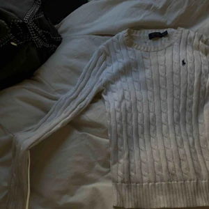  - En suuupersöt kabelstickad vit tröja från ralph lauren!!!