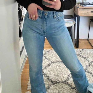  - Jättefina bootcut jeans, sitter sjukt fint men säljer då jag inte får användning av dom. Köpta på zalando(märke är oklart) för 600 och är nästan som nya, bara använda en gång.