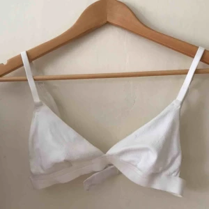  - Bralette från Weekday. Aldrig använd då den är för liten. Nypris 150kr! Frakt ingår☀️