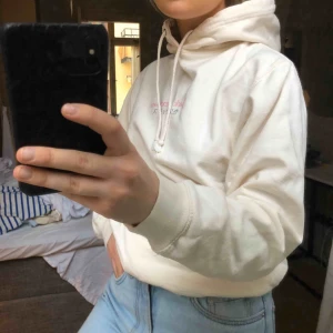  - Sjuuukt snygg hoodie från ett UF företag som jag glömt namnet på (köpte av dom för ca 2 år sedan). Motivet är fuck sexism, den är otroligt bekväm men jag använder den tyvärr aldrig längre. Möts upp i Stockholm eller fraktar för 250kr!💕💕💕
