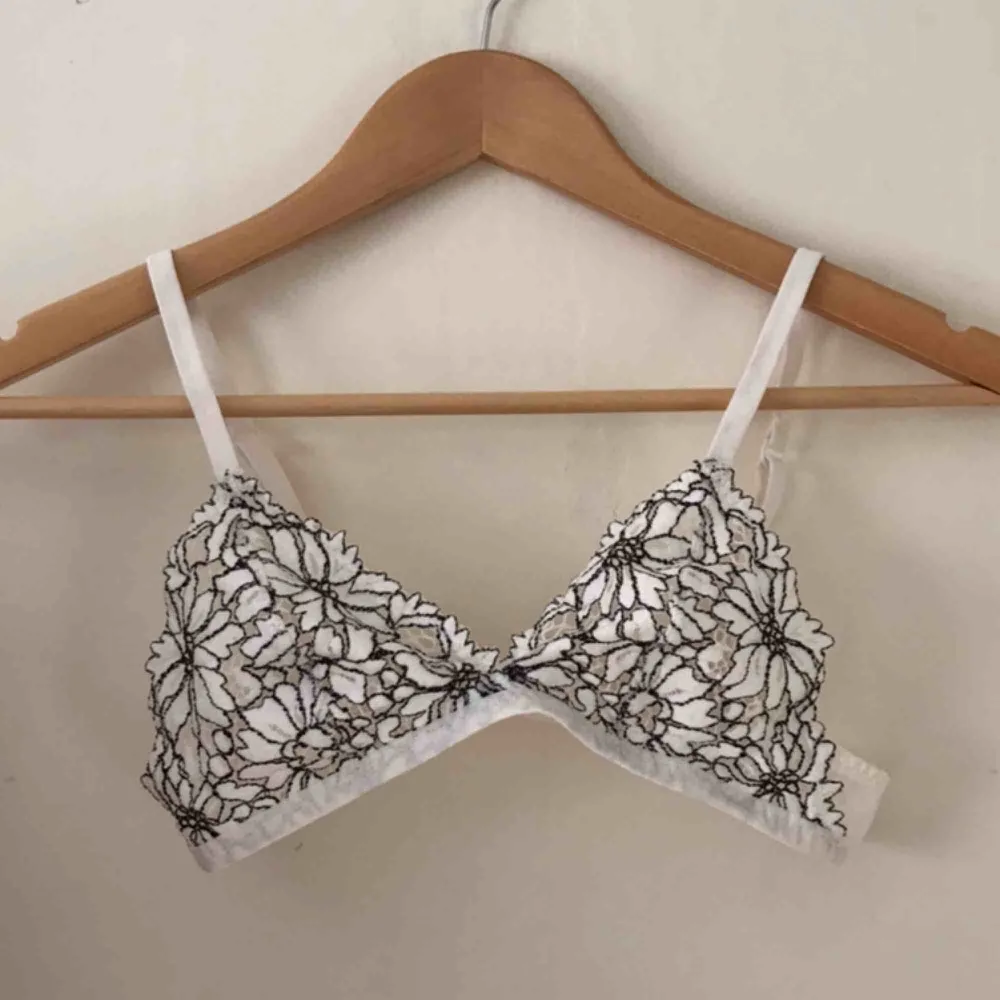 Superfin bralette från & other stories i blommig spets. Aldrig använd då den är en storlek för liten. Nypris 300kr! Frakt ingår ☀️ . Toppar.