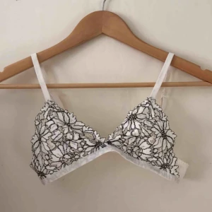  - Superfin bralette från & other stories i blommig spets. Aldrig använd då den är en storlek för liten. Nypris 300kr! Frakt ingår ☀️ 