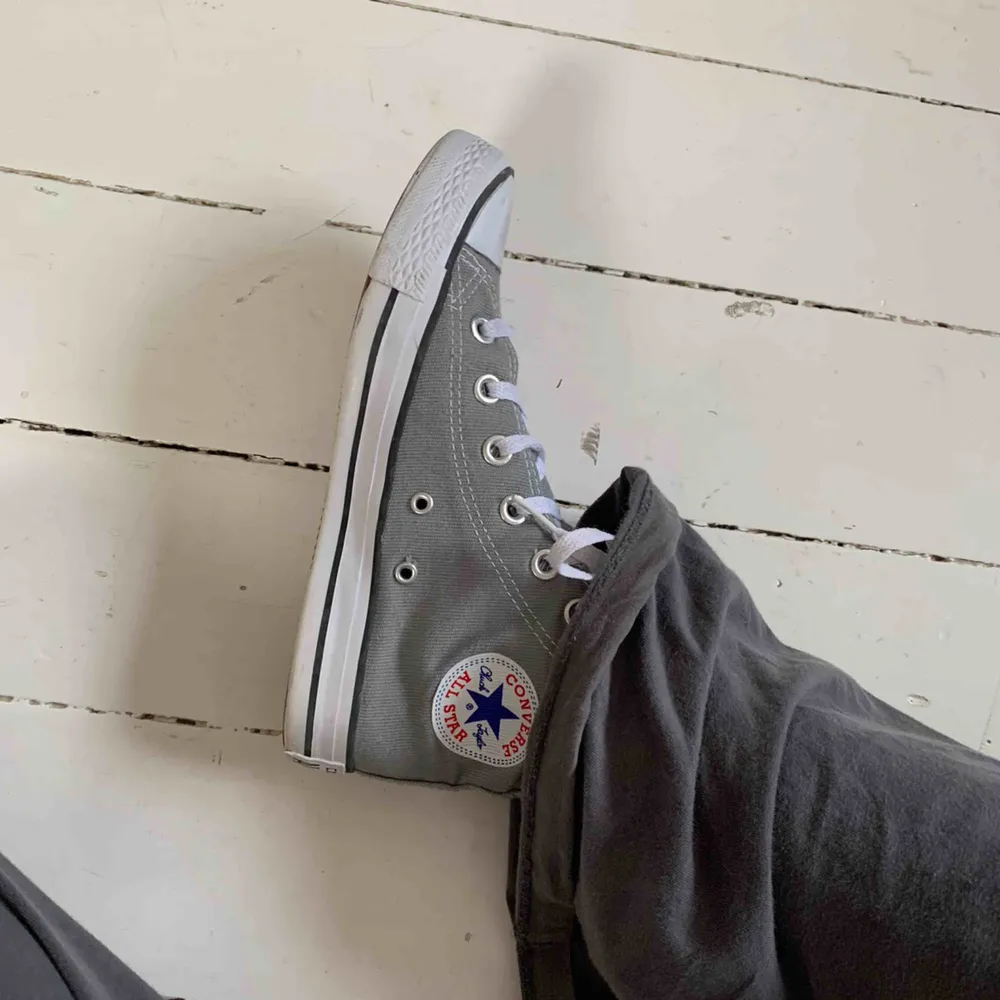 Gråa converse köpta second hand!! Dom var sprillans när jag köpte dom och lite spetsiga där framme, tror att det måste vara en äldre modell. As balla!! Storlek 37. Skor.